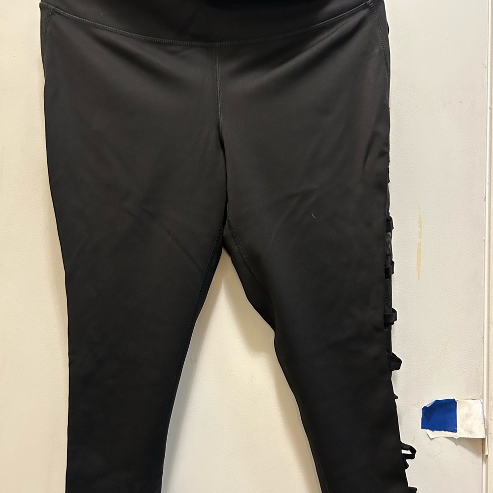 Chic Black Leggings with Subtle Side Accents